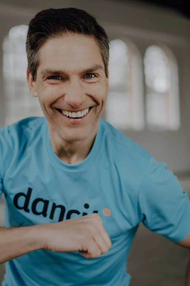 Die Entstehung von dancit® – Ein Traum wird Wirklichkeit!

In  diesem Post erzählt unser Tanzschulinhaber und ehemaliger Let's Dance Profitänzer Christian Polanc, wie die Idee zu dancit®  geboren wurde.

„Seit ich tanze, war es immer mein Traum, Fitness und Tanz zu verbinden. Die Ankunft von Zumba in Europa war wie ein Wow-Moment für mich – es zeigte, dass die Menschen für diese Kombination offen sind! Als ich 2011 mit Maite Kelly tanzte, die beeindruckende 12 Kilo bei Let's Dance abgenommen hatte, bekam das Thema Tanzen als Sport endlich die Aufmerksamkeit, die es verdient. Für uns Tänzer war das schon lange klar!

Ich begann, all meine Ideen aufzuschreiben – aus ein paar Zeilen wurden über 10 Seiten voller Visionen. 2014 nahm ich mir bewusst Zeit, um meinen Traum zu verwirklichen und mein eigenes Tanzfitnesskonzept zu entwickeln. Und so entstand dancit®!“

Christian’s Leidenschaft und Entschlossenheit sind der Schlüssel zu diesem einzigartigen Konzept, das Tanz und Fitness in perfekter Harmonie vereint. Bist du schon dancitmaniac oder möchtest es noch werden? Auf unserer Website findest du alle Infos zum Kursstart! Einstieg jederzeit möglich!

#dancit #ChristianPolanc #TanzFitness #LetsDance #TanzLeben #FitnessCommunity #Inspiration