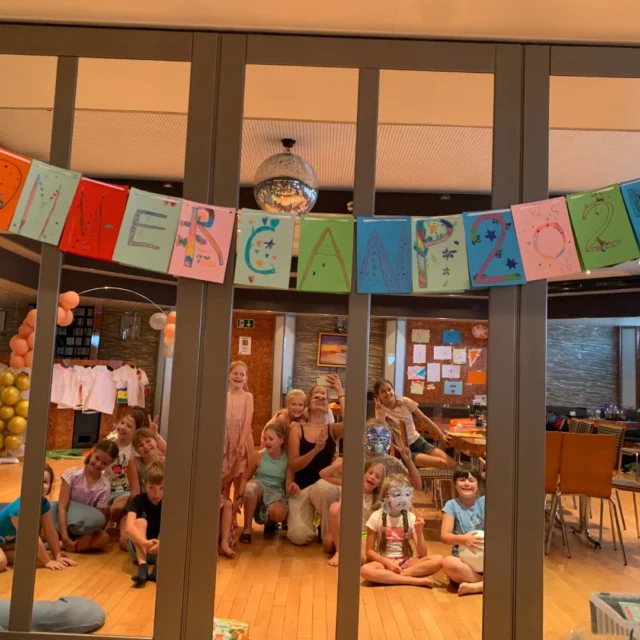 Kids Dance Sommercamp 2025 steht wieder vor der Tür! 🌼

In diesen Sommerferien wird es ganz bestimmt nicht langweilig! Im Studio Polanc gibt es im August wieder das KIDS Dance Camp, bei dem getanzt, gelacht und gespielt wird!

Es wird verschiedene Tanzeinheiten geben, wie Ballett, Jazz, Modern  und auch Sporteinheiten wie Yoga und Fitness für Kinder.

Zudem können die Kinder ihrer Kreativität freien lauf lassen und gemeinsam zum Beispiel einfache Kostüme und Requisiten basteln, kleine Talentshows vorbereiten, oder sogar ein kleines Musikvideo drehen. Alle Kinder ab 7 – 12 Jahren sind herzlich eingeladen diesen Sommer mit uns zu tanzen!

Alle weitere Informationen gibt es auf unserer Webseite oder im Studio Polanc.

www.studio-polanc.de

Wir freuen uns auf euch! ❤️

*Schnell sein lohnt sich: die Plätze sind begrenzt!

#studiopolanc #tanz #dance #ingolstadt #kindertanz #ferienprogrammingolstadt #ferienkurs #tanzkurs #kinderprogramm #christianpolanc #tanzen #fitness #dance2thecharts #ballett #kidscamp #sommercamp